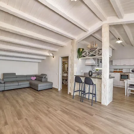 In Mit Moeblierter Terrasse Und Meerblick By Interhome 公寓 多纳卢卡他