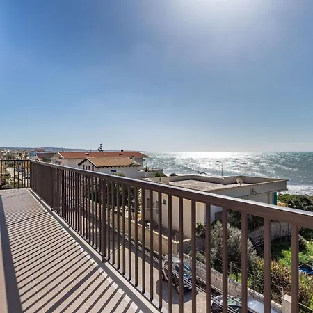 In Mit Moeblierter Terrasse Und Meerblick By Interhome